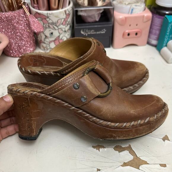 Frye Women’s Charlotte Ring Brown Distressed Heeled Clogs Mule Shoes Size 6 M - Picture 2 of 15